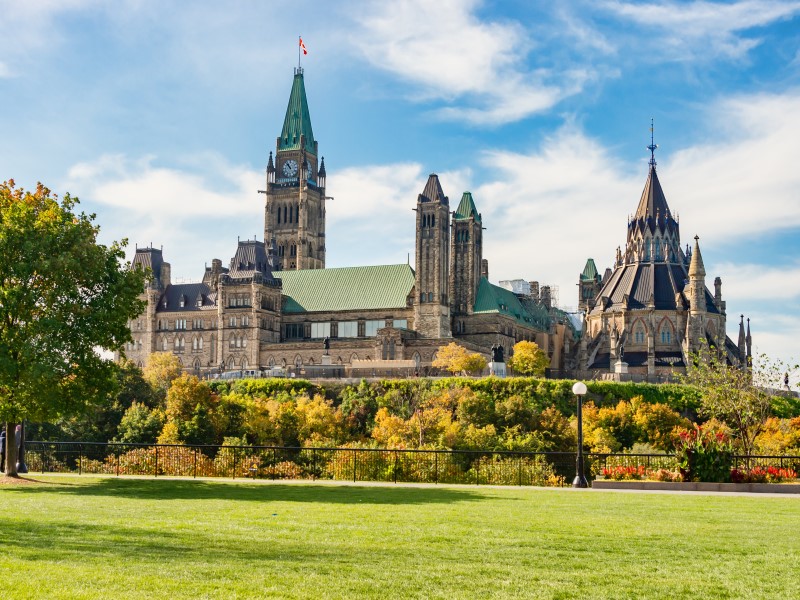 Feds incentivizing institutional investors, supporting workers impacted by tariffs: budget