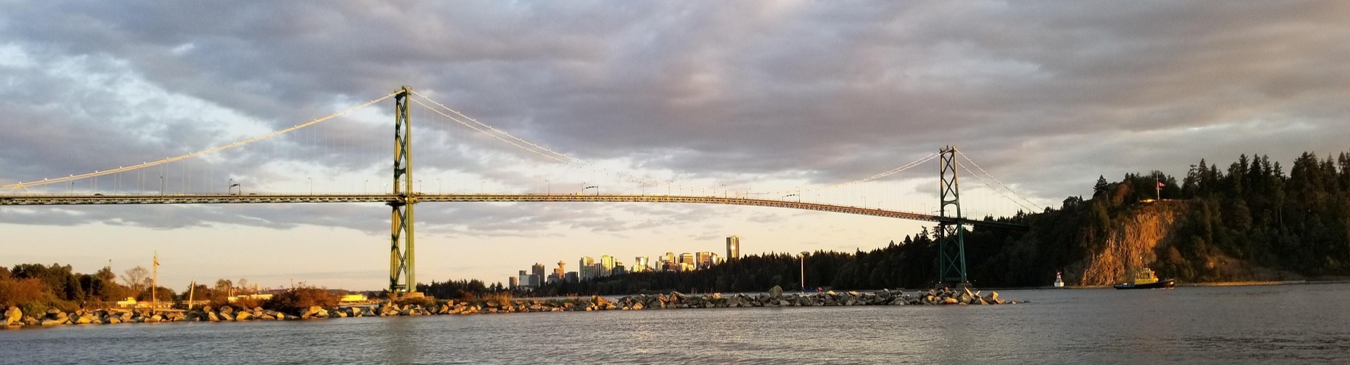Vancouver Stanley Park Forest with Lions Gate Bridge and Seawall