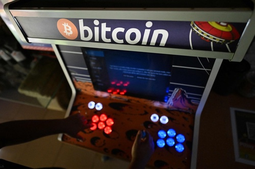 Le bitcoin bat un nouveau record et dépasse les 124 000 $ US