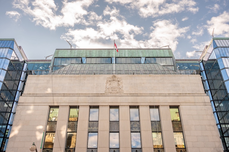 Pas de baisse de taux de sitôt: Washington tient la Banque du Canada en laisse