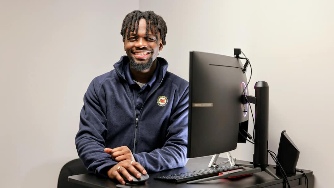 Il trouve un emploi payant grâce à un stage