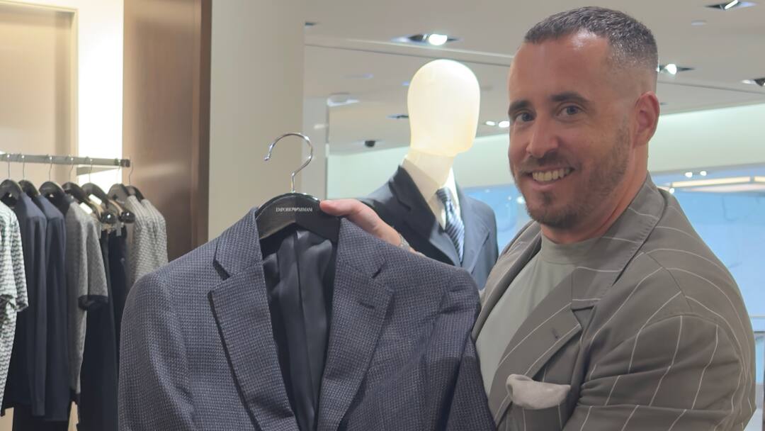 Mort de Giorgio Armani: les vendeurs québécois pleurent le créateur qui vendait du luxe à 195$ le t-shirt