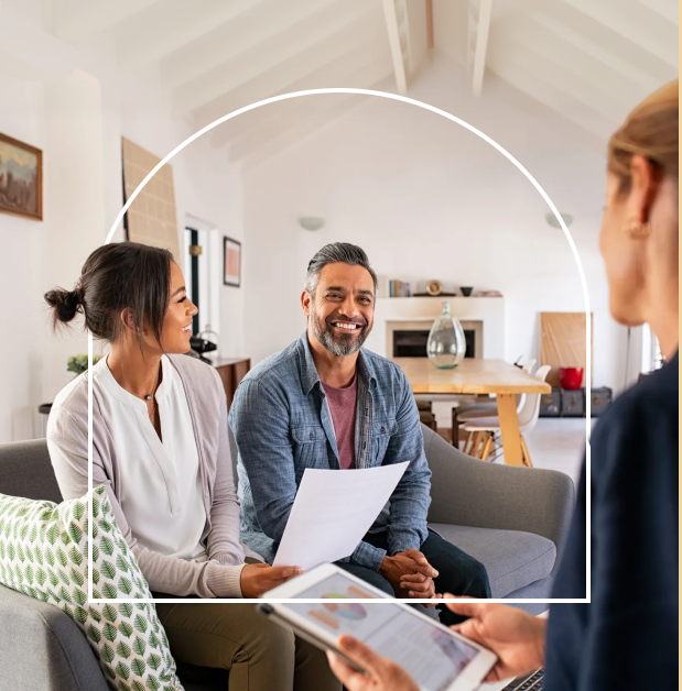 Maningraysweaterlookingatlaptop